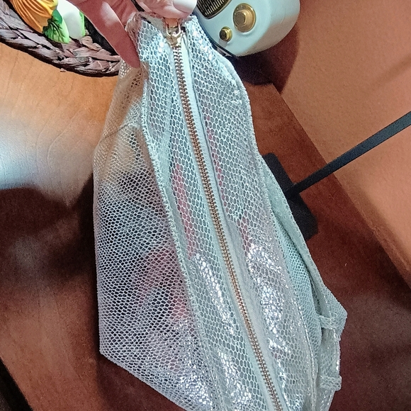 Elegant Silver Women's Shoulder Bag - Picture 8 of 9